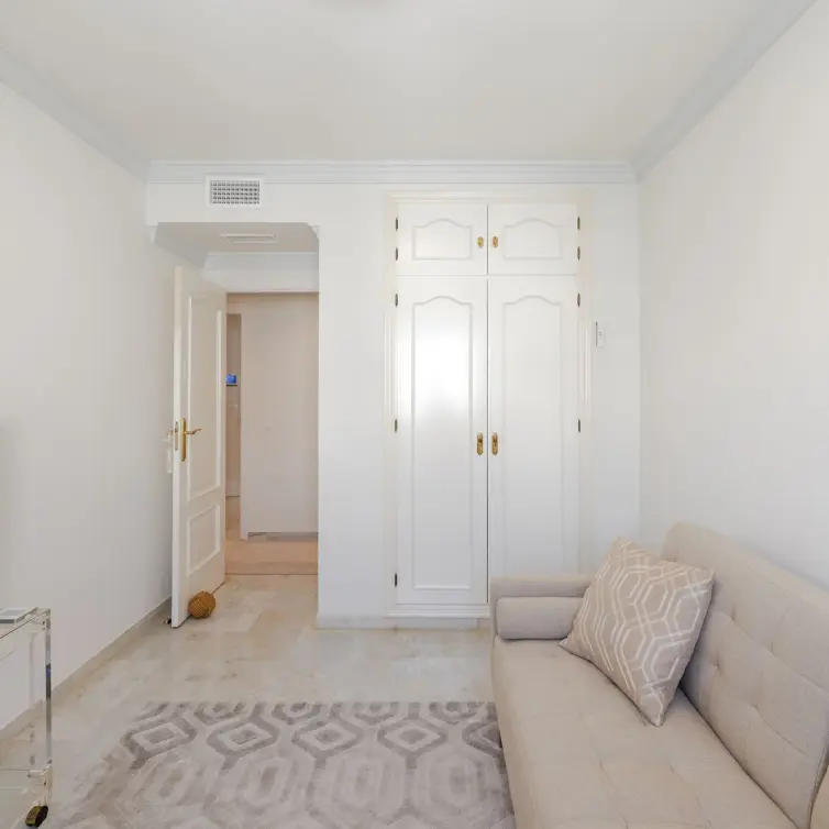 Venta de apartamento en planta media en Marbella