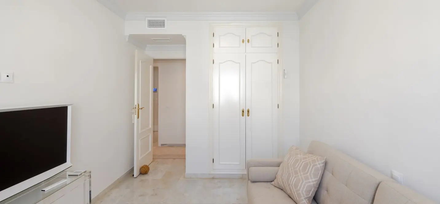 Venta de apartamento en planta media en Marbella 3