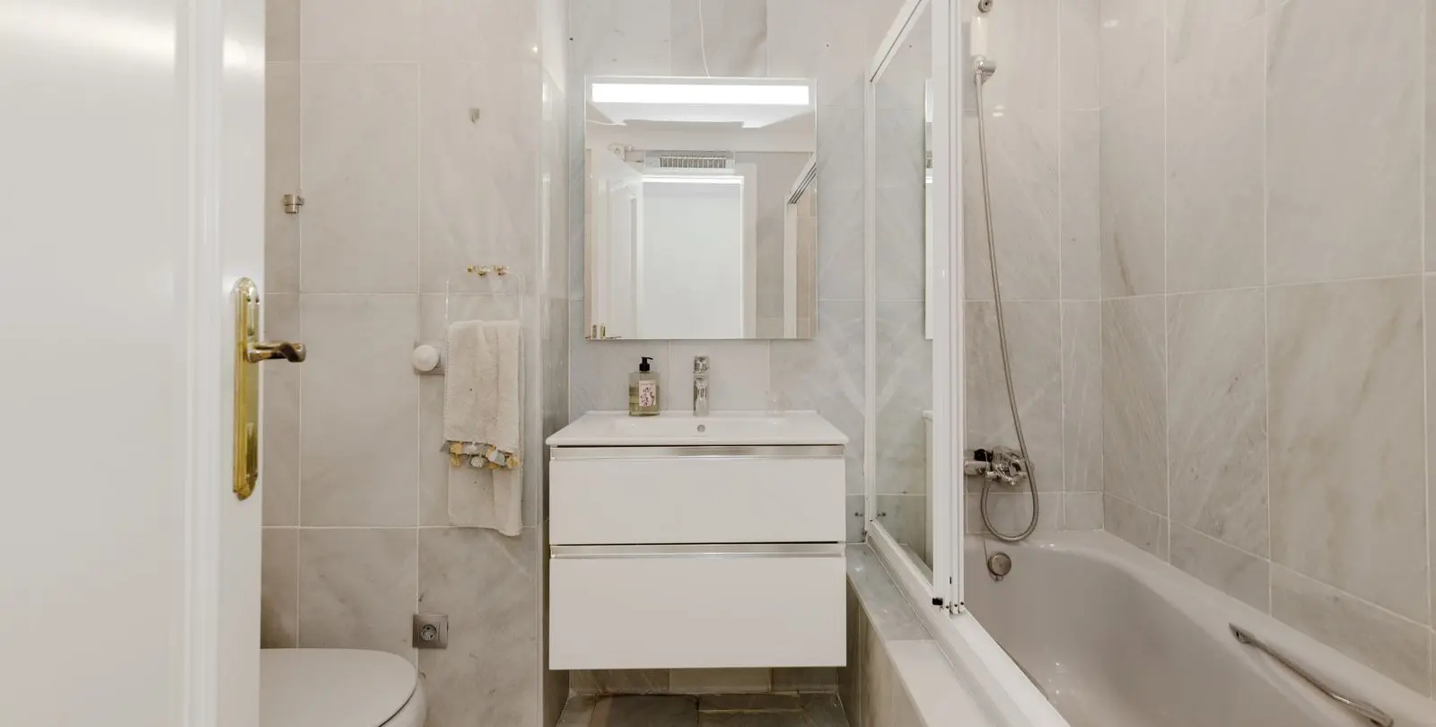 Venta de apartamento en planta media en Marbella 5