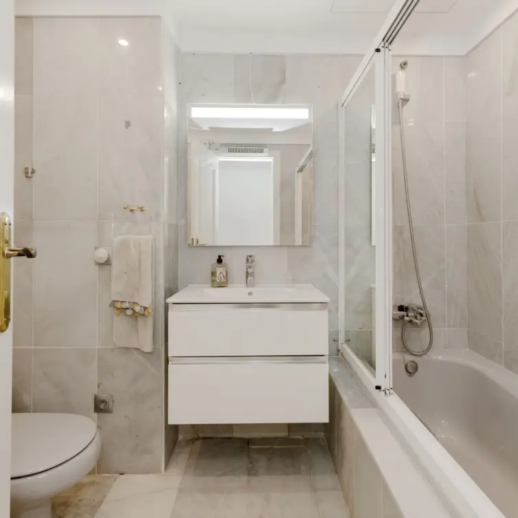Venta de apartamento en planta media en Marbella