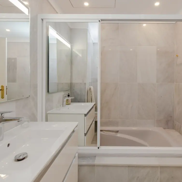 Venta de apartamento en planta media en Marbella