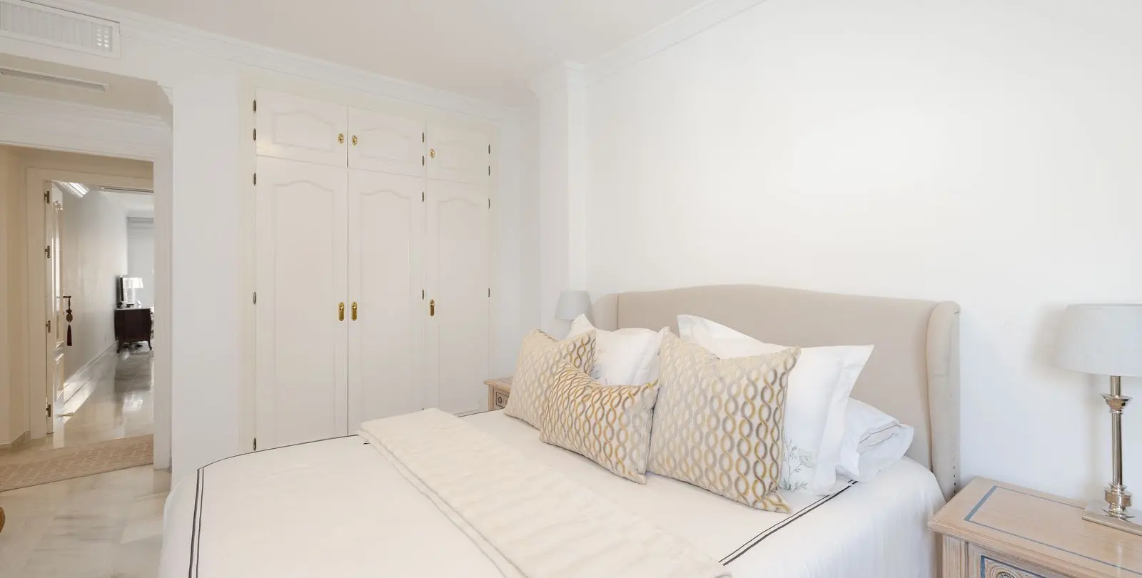 Venta de apartamento en planta media en Marbella 12