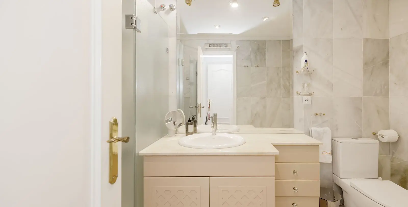Venta de apartamento en planta media en Marbella 16