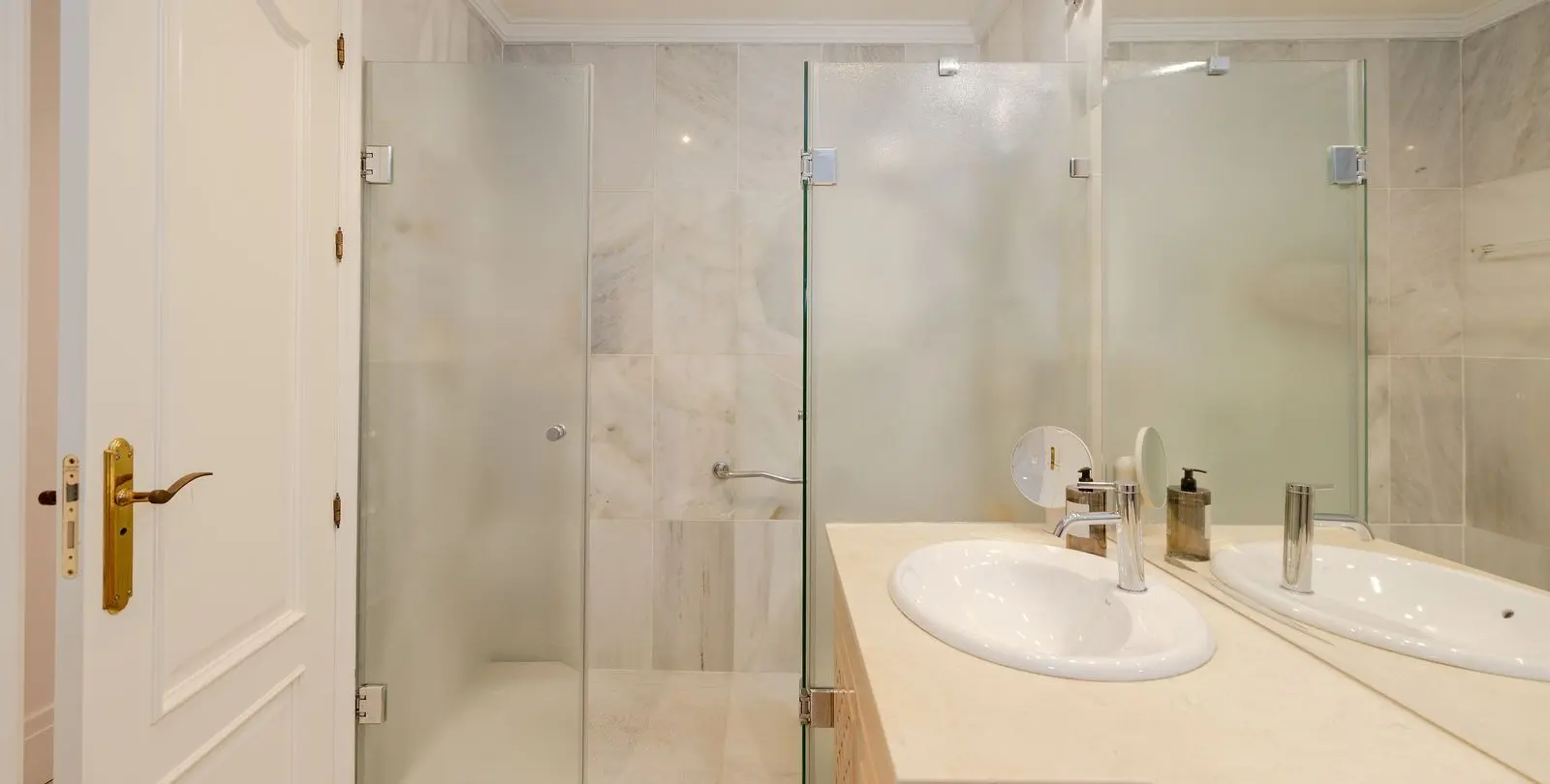 Venta de apartamento en planta media en Marbella 17