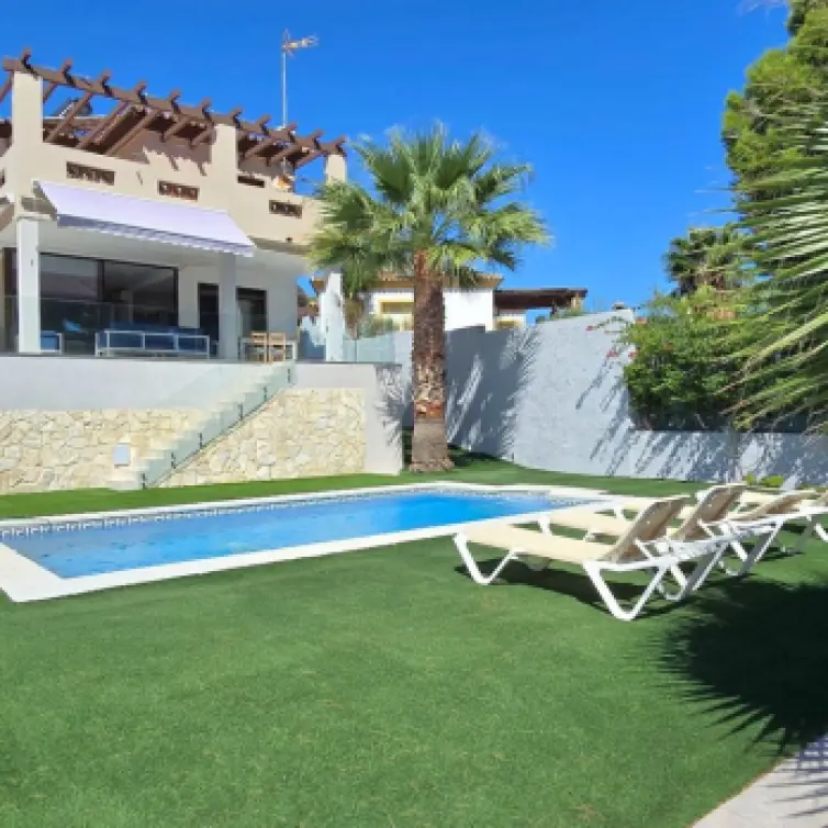Продажа  отдельно стоящей виллы в Torremolinos