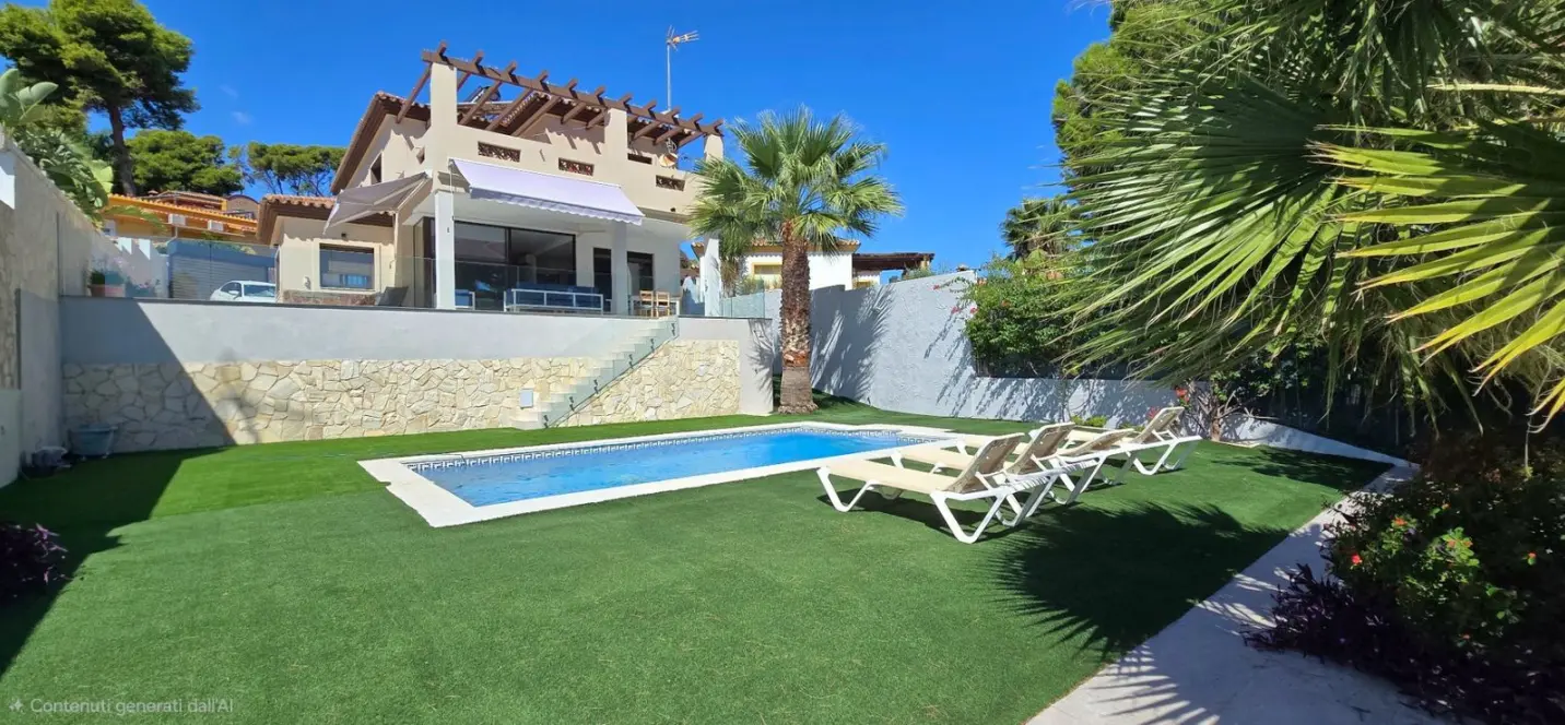 Продажа  отдельно стоящей виллы в Torremolinos 0