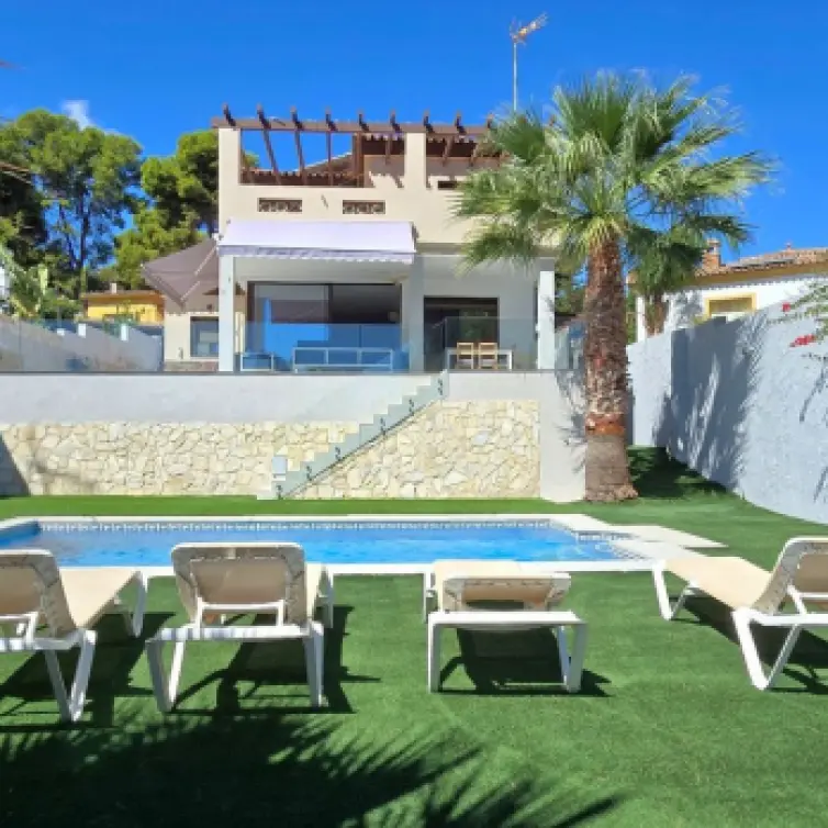 Продажа  отдельно стоящей виллы в Torremolinos