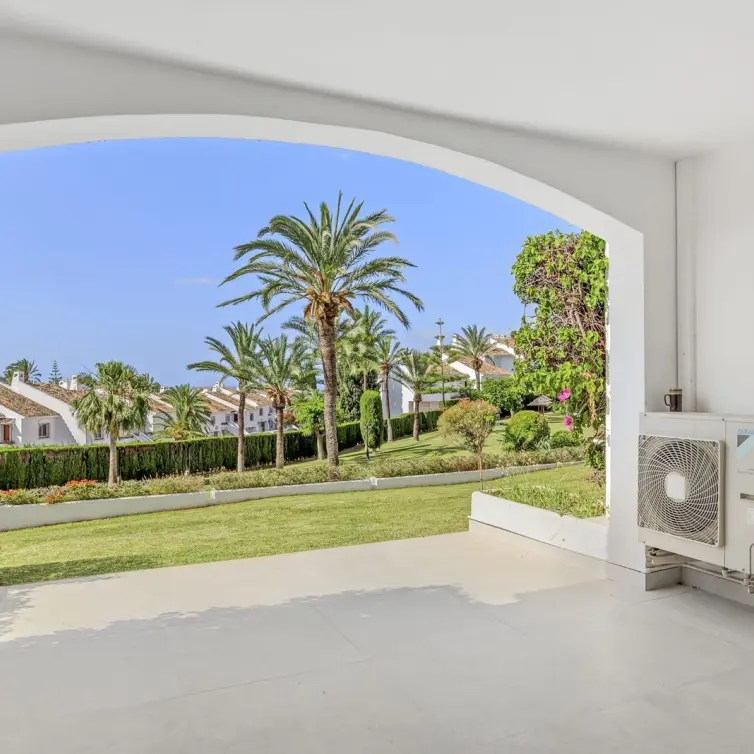 Venta de apartamento en planta baja en Nueva Andalucía