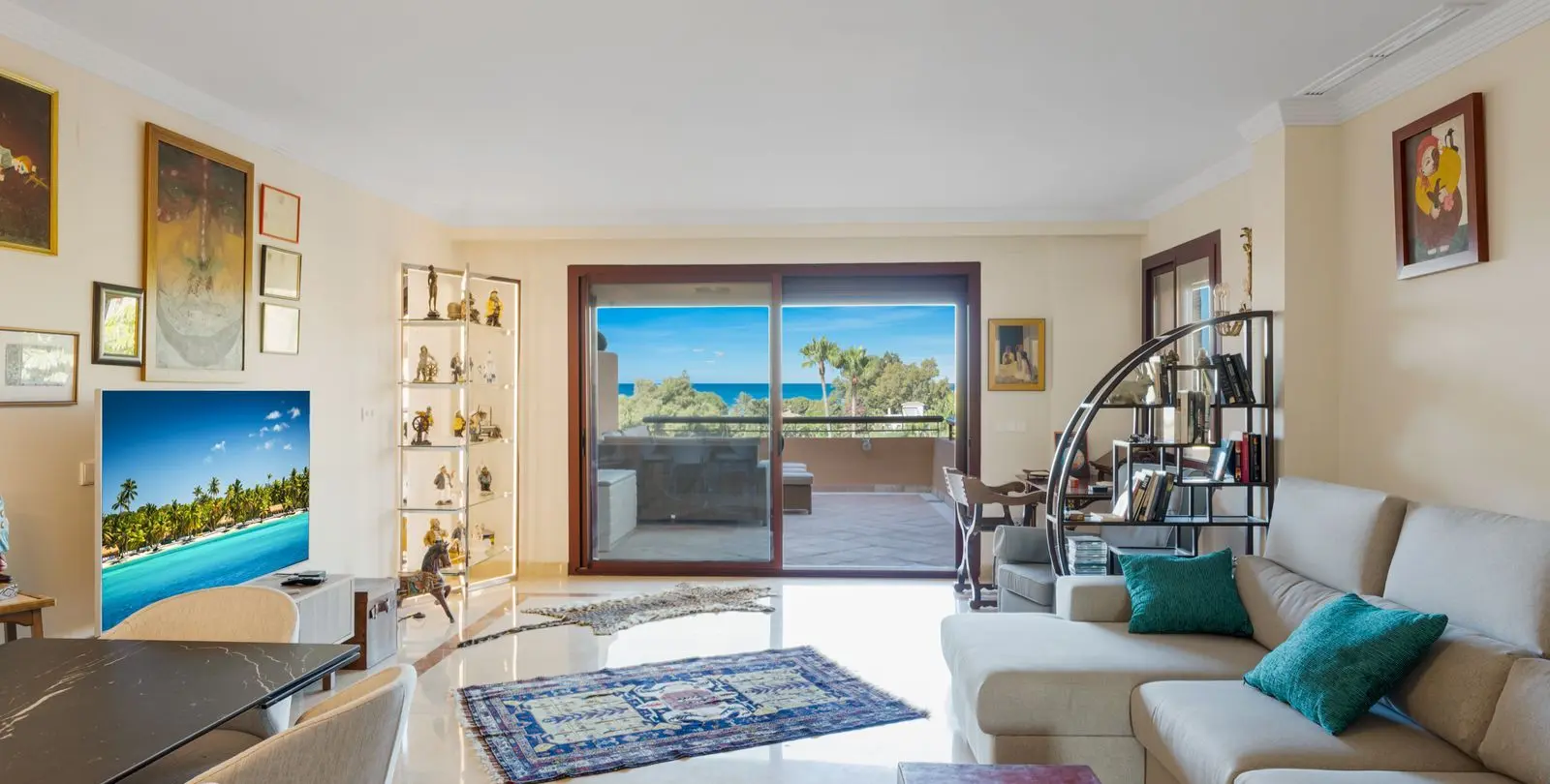 Продажа апартаментов на среднем этаже в Bahía de Marbella 1