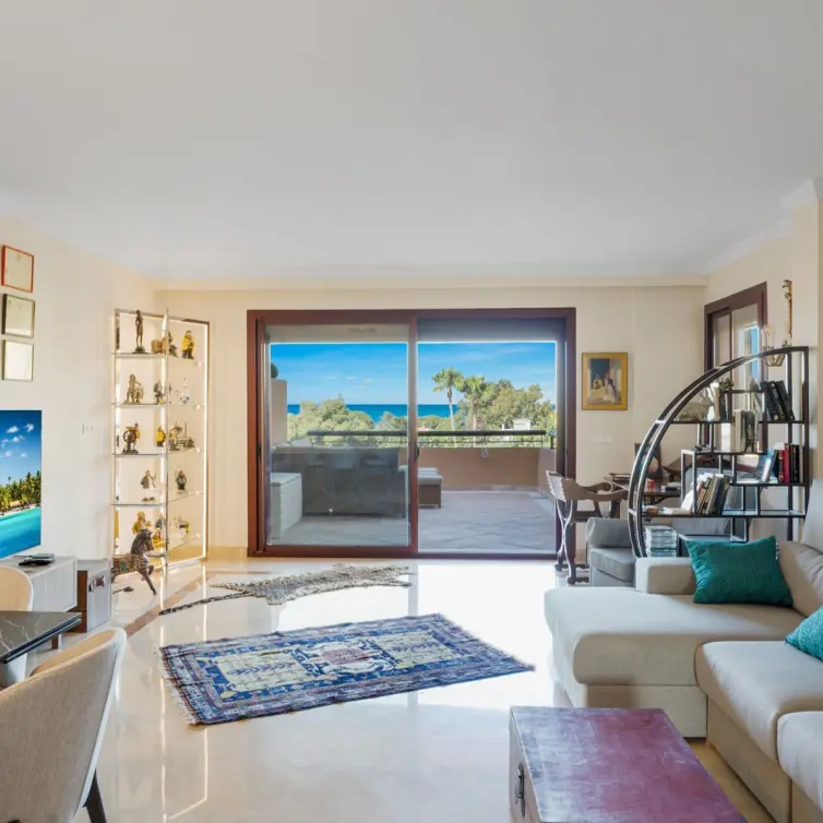 Venta de apartamento en planta media en Bahía de Marbella