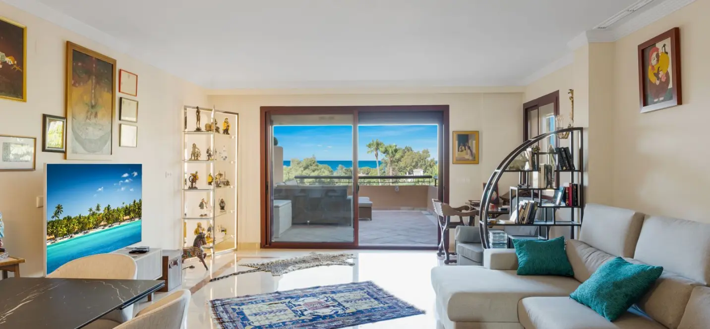 Venta de apartamento en planta media en Bahía de Marbella 0