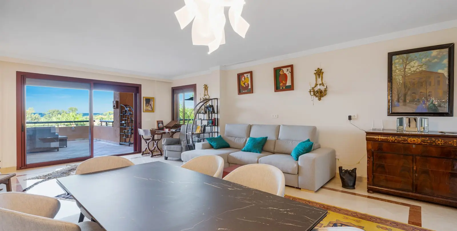Продажа апартаментов на среднем этаже в Bahía de Marbella 2