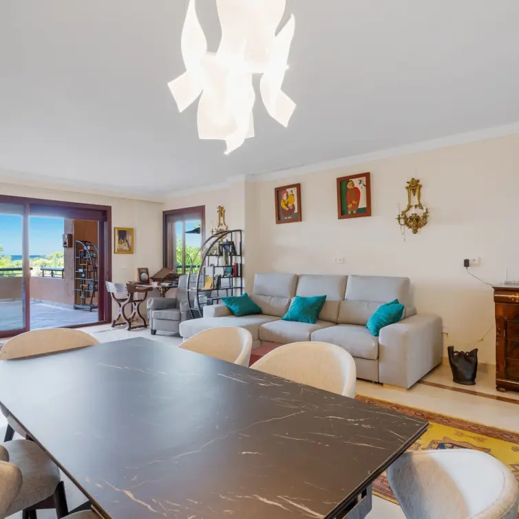 Venta de apartamento en planta media en Bahía de Marbella