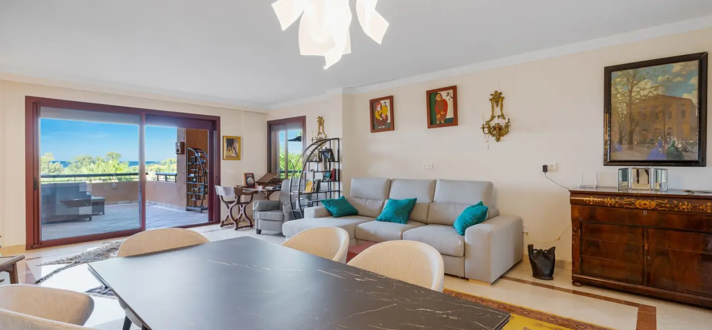 Venta de apartamento en planta media en Bahía de Marbella 1