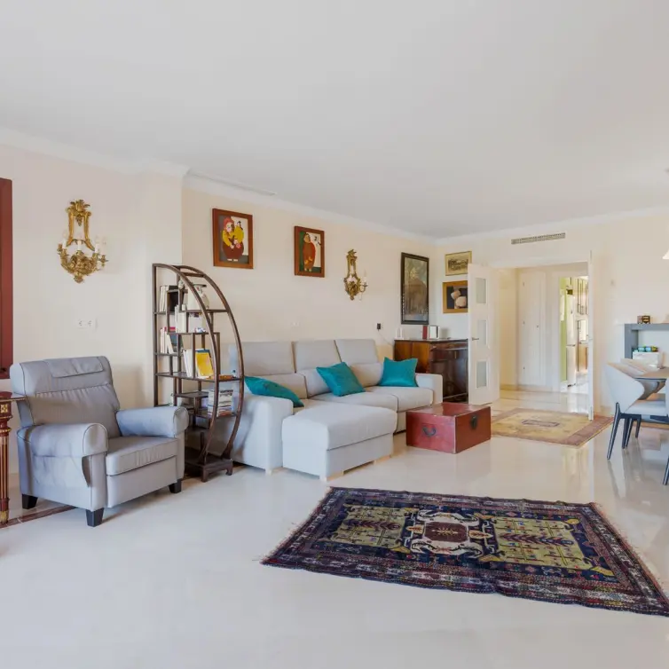 Venta de apartamento en planta media en Bahía de Marbella