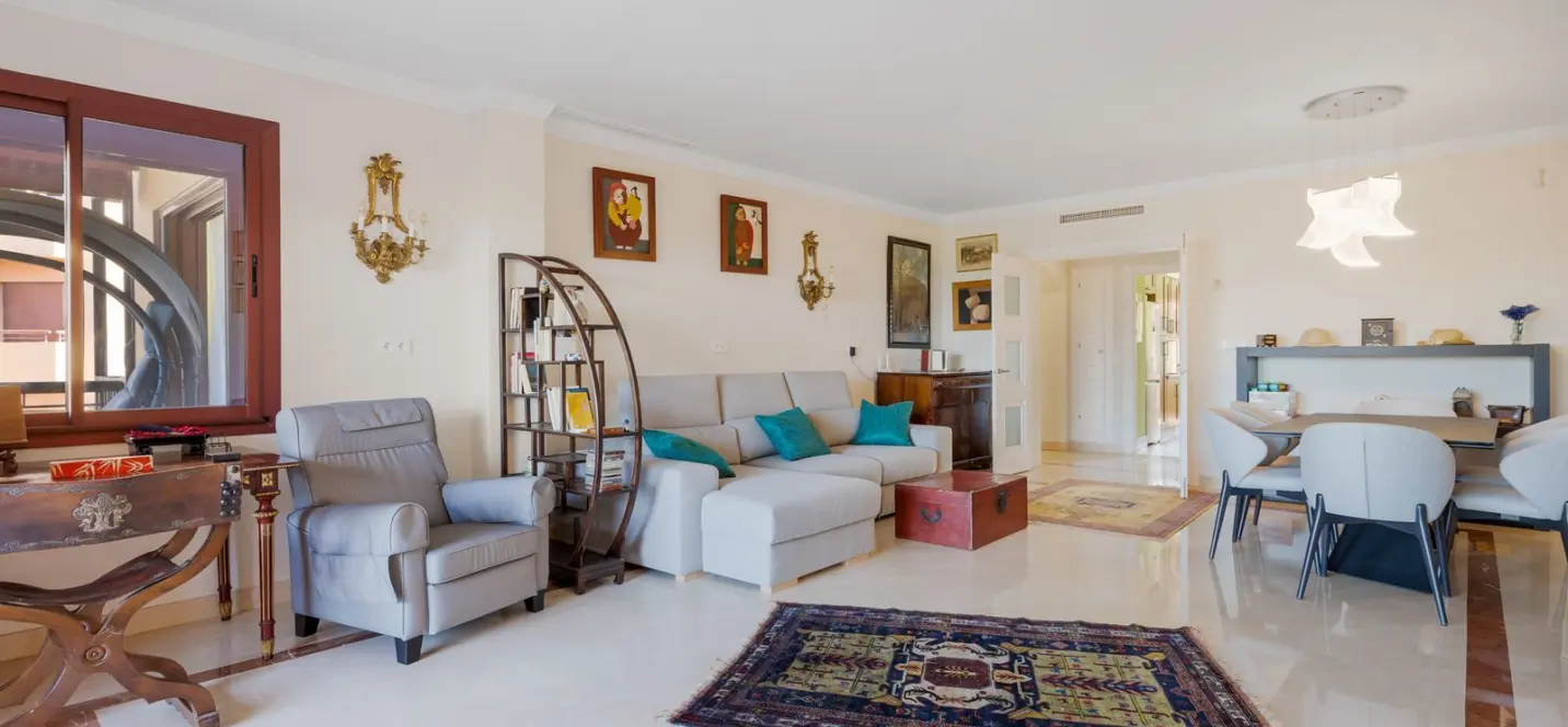 Venta de apartamento en planta media en Bahía de Marbella 2