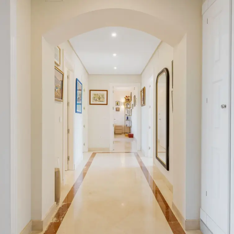 Venta de apartamento en planta media en Bahía de Marbella