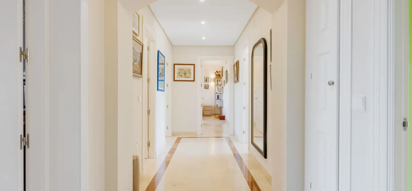 Venta de apartamento en planta media en Bahía de Marbella 3