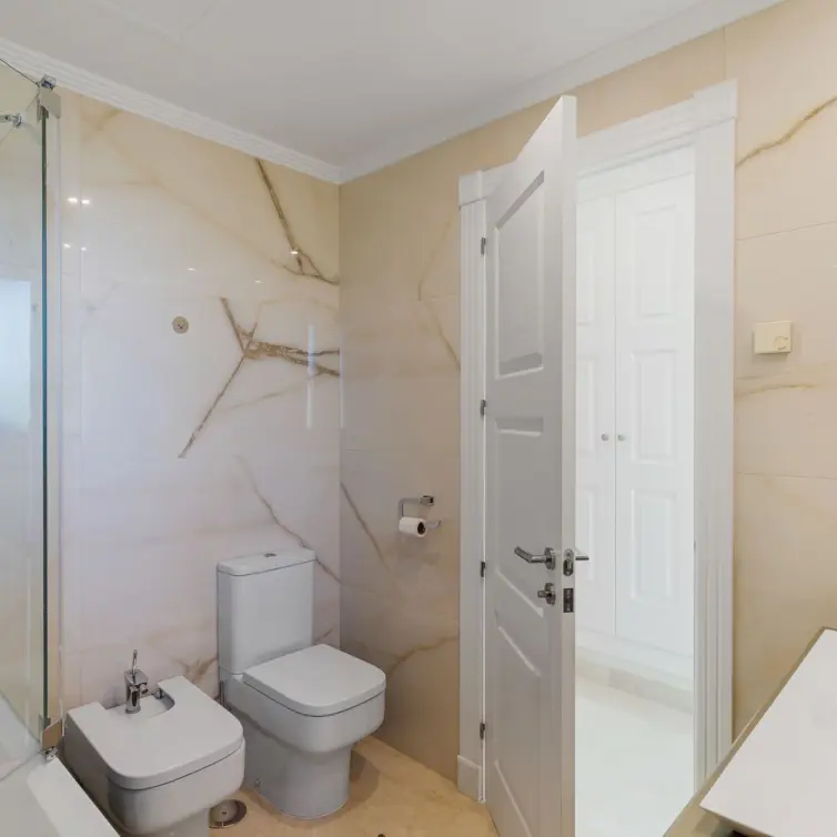 Venta de apartamento en planta media en Bahía de Marbella