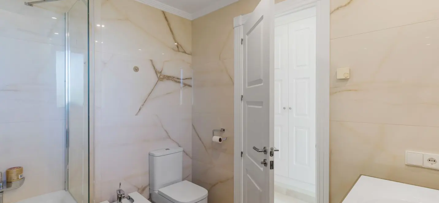 Venta de apartamento en planta media en Bahía de Marbella 4