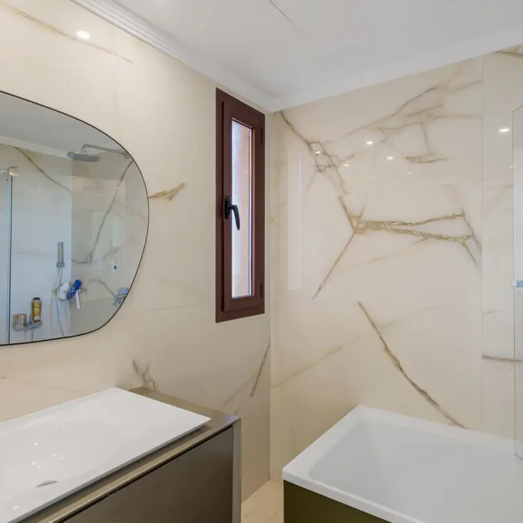 Venta de apartamento en planta media en Bahía de Marbella