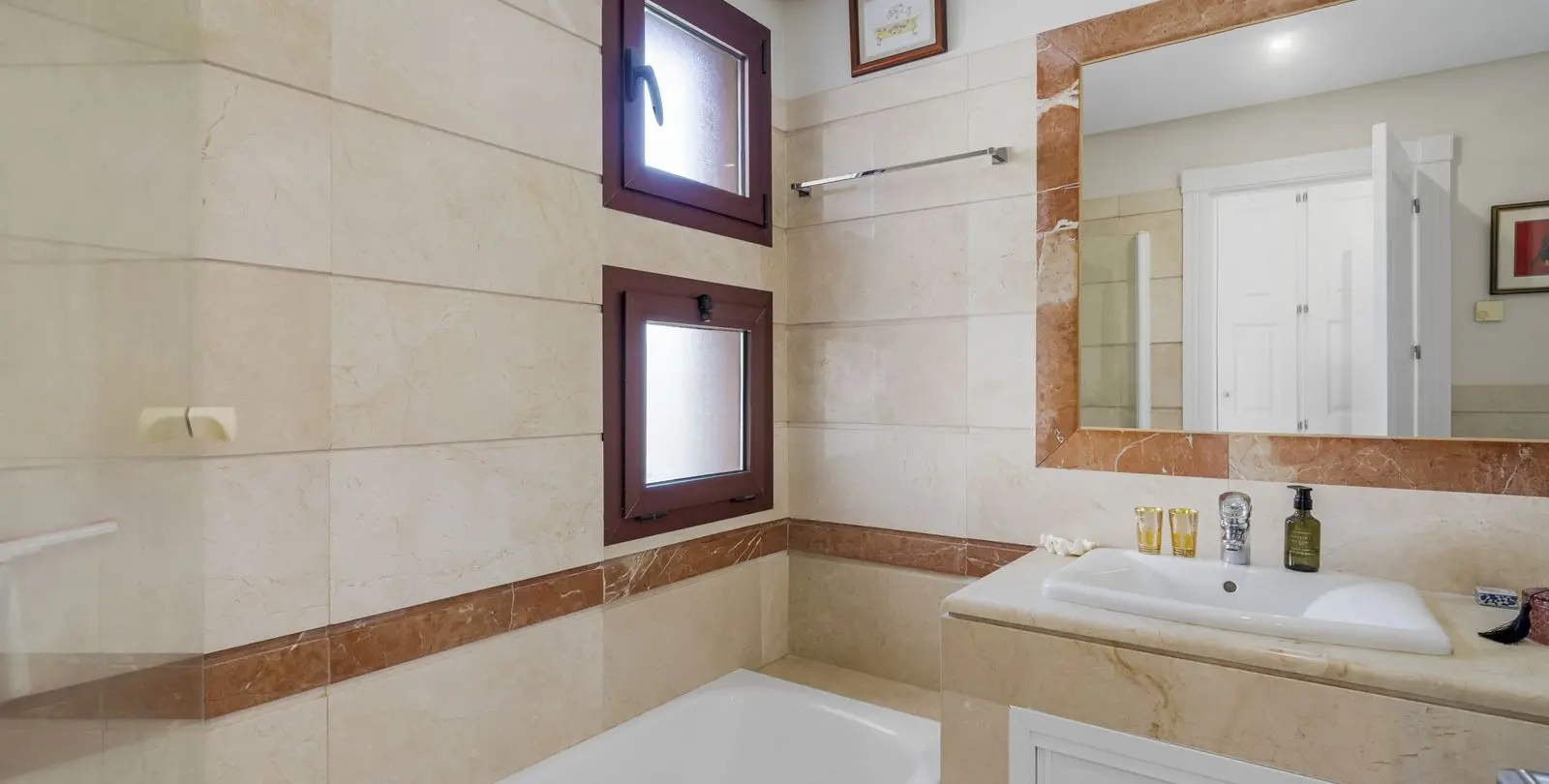 Продажа апартаментов на среднем этаже в Bahía de Marbella 19