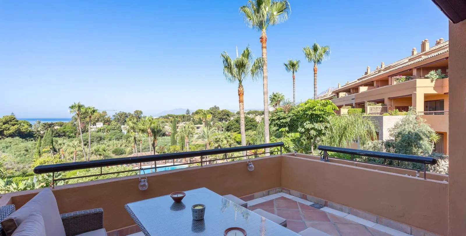 Продажа апартаментов на среднем этаже в Bahía de Marbella 32