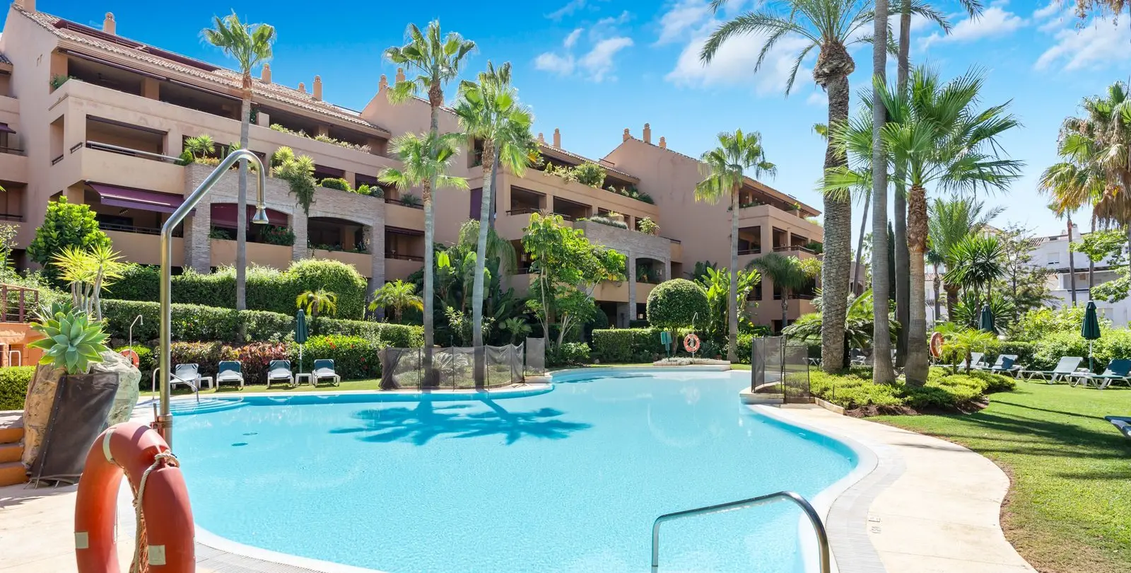 Продажа апартаментов на среднем этаже в Bahía de Marbella 34