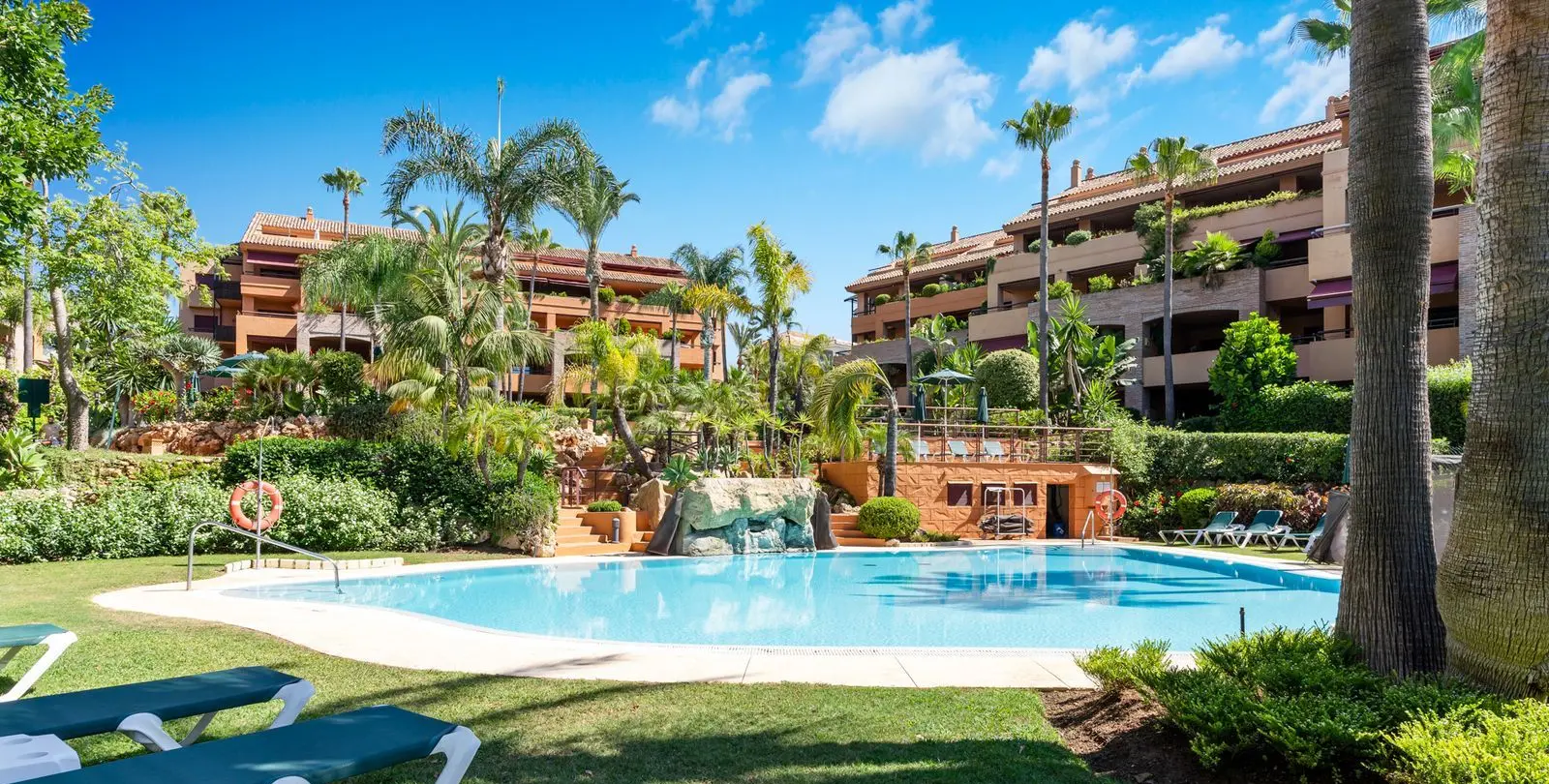 Продажа апартаментов на среднем этаже в Bahía de Marbella 40