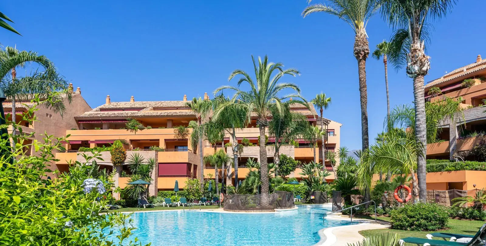 Продажа апартаментов на среднем этаже в Bahía de Marbella 44