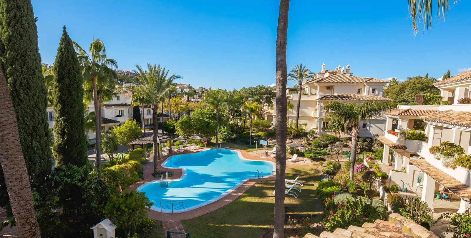 Venta de ático dúplex en Nueva Andalucía 35
