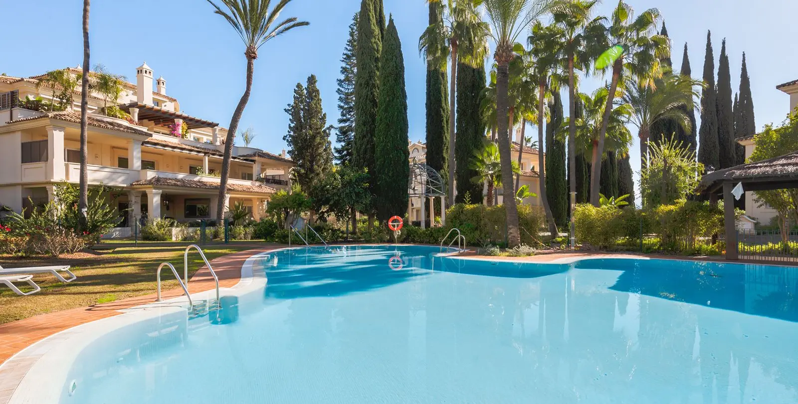 Venta de ático dúplex en Nueva Andalucía 52