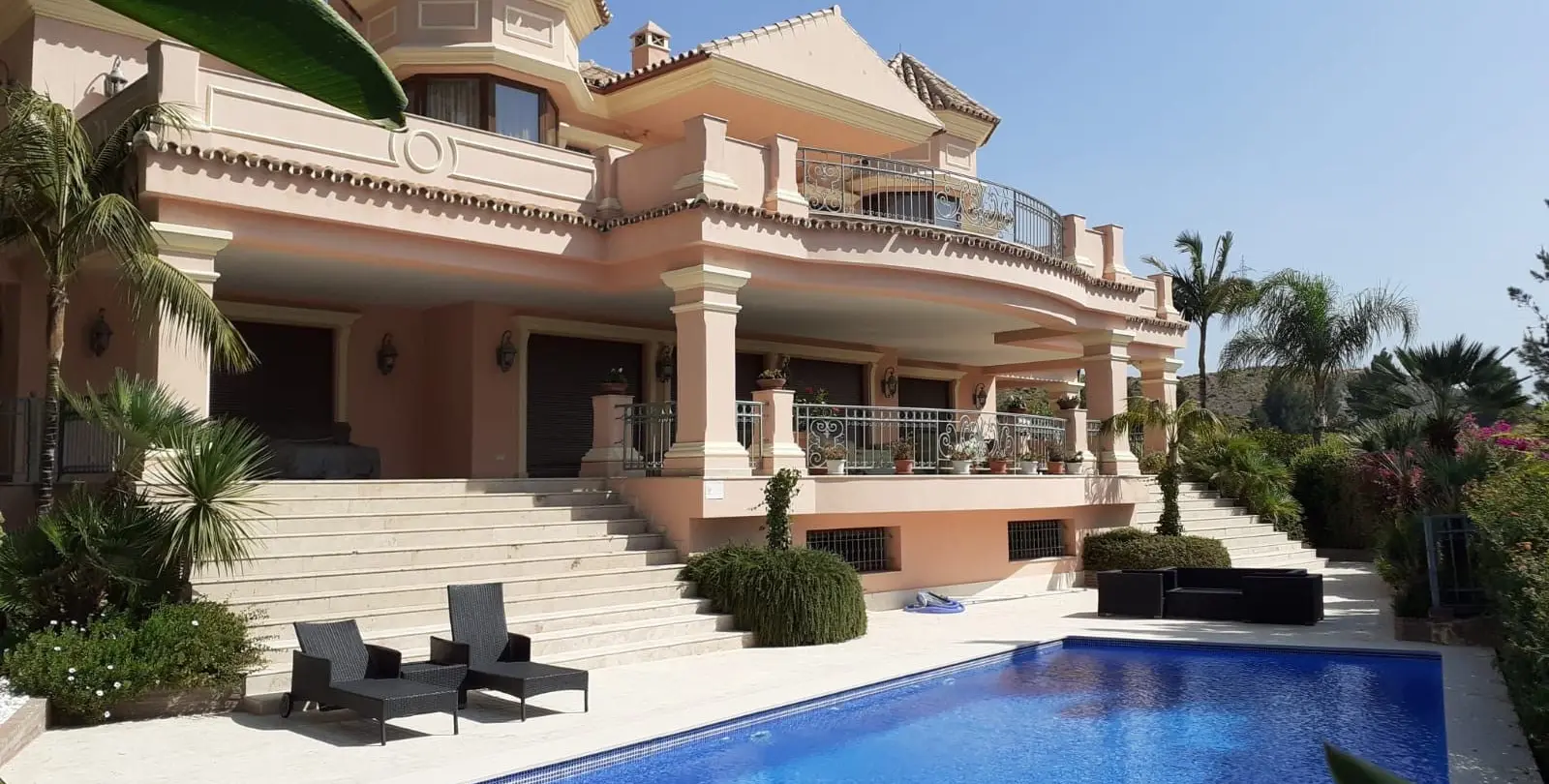 Продажа  отдельно стоящей виллы в Estepona 1