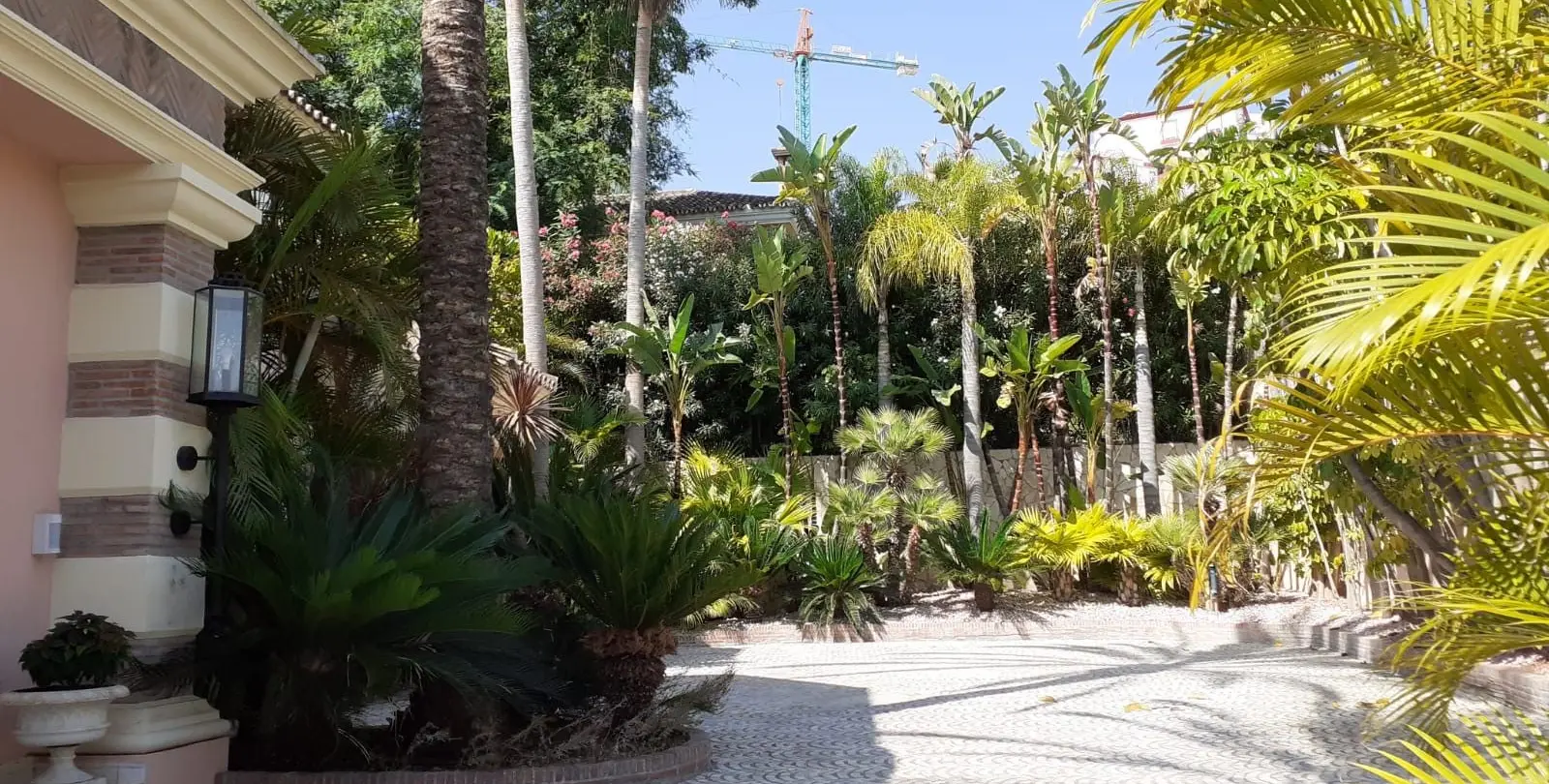 Продажа  отдельно стоящей виллы в Estepona 23