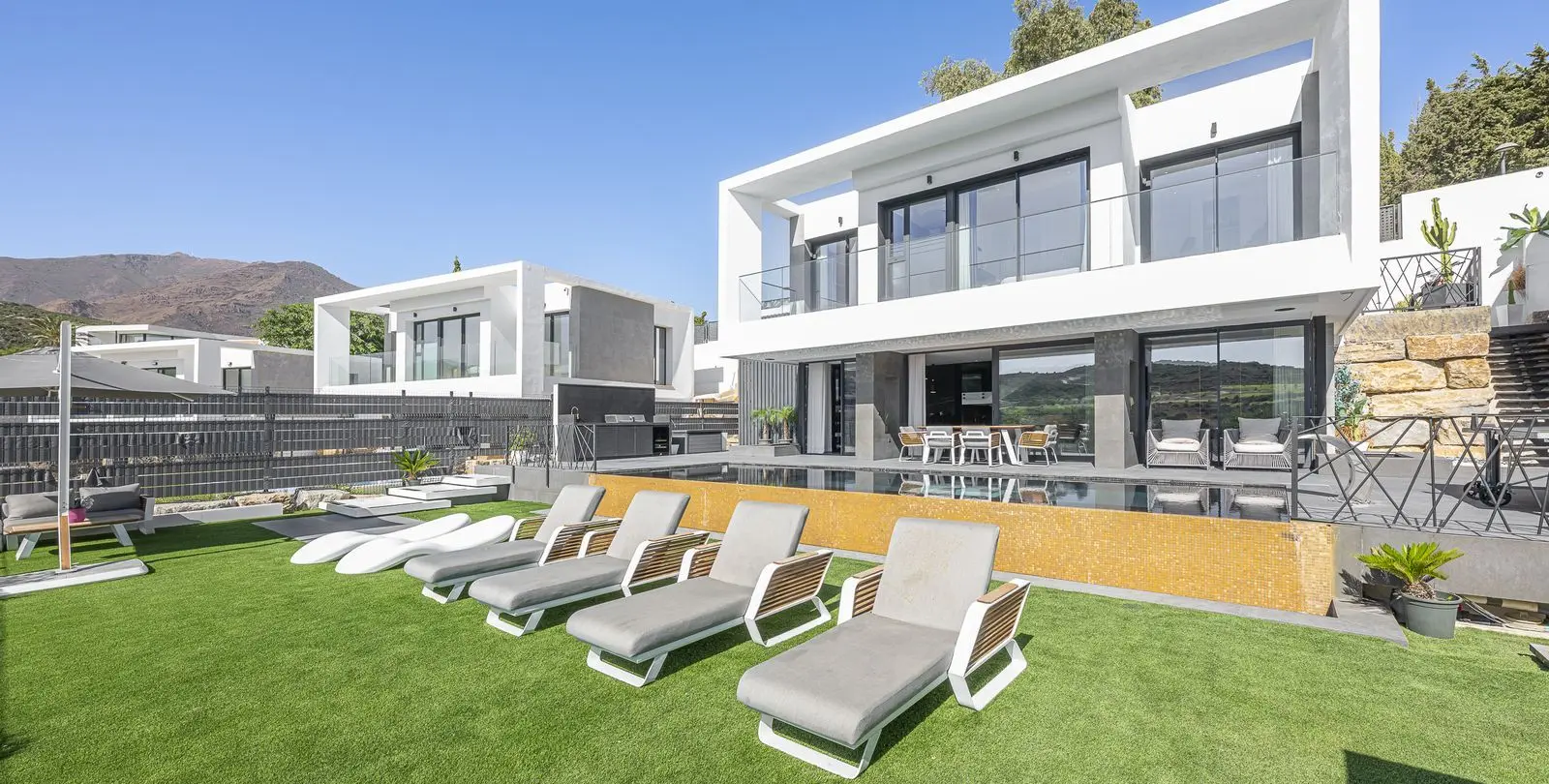 Venta de villa independiente en Valle Romano 70