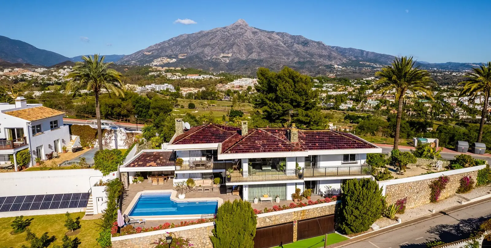 Venta de villa independiente en Nueva Andalucía 1