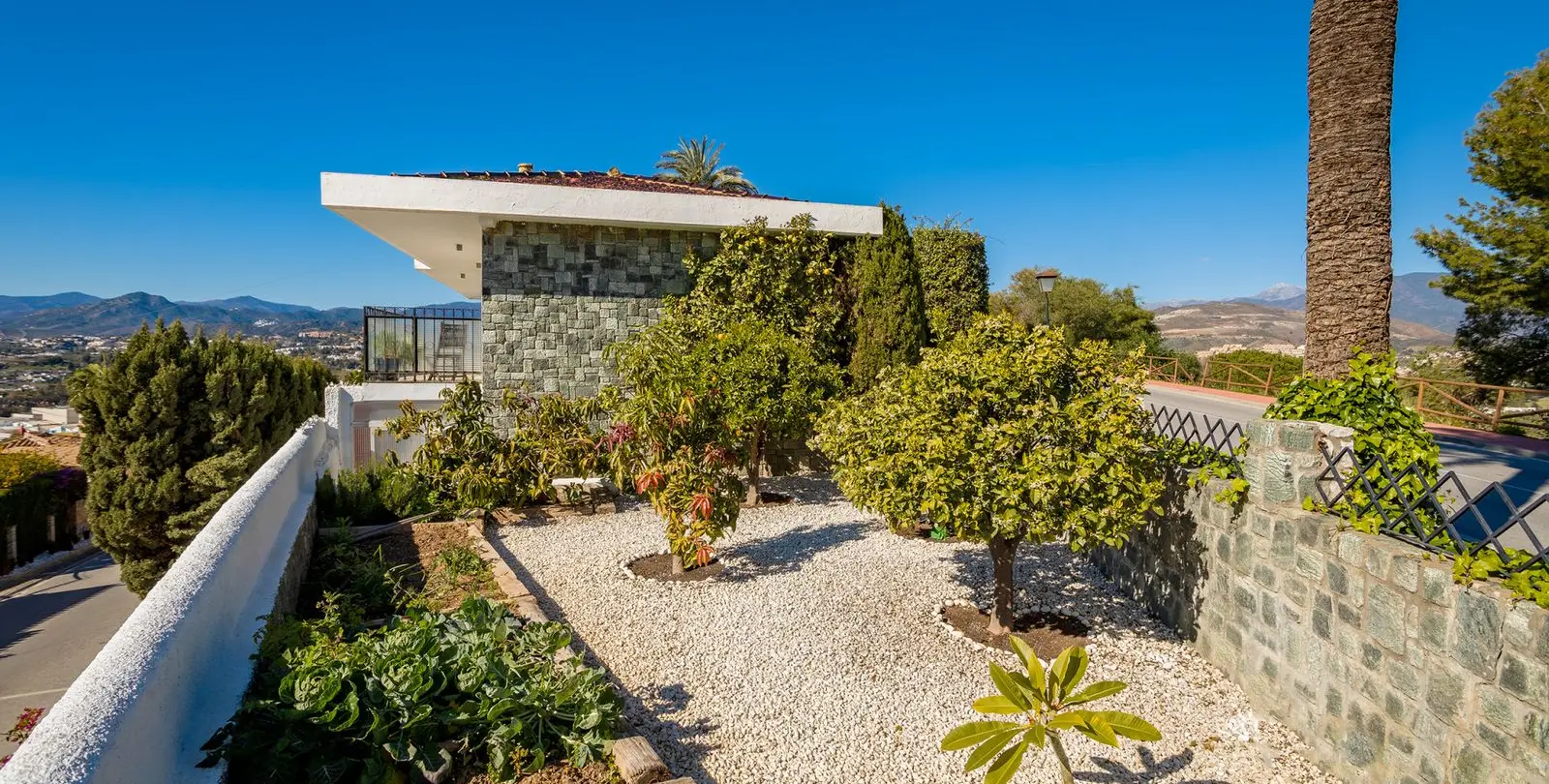 Venta de villa independiente en Nueva Andalucía 26