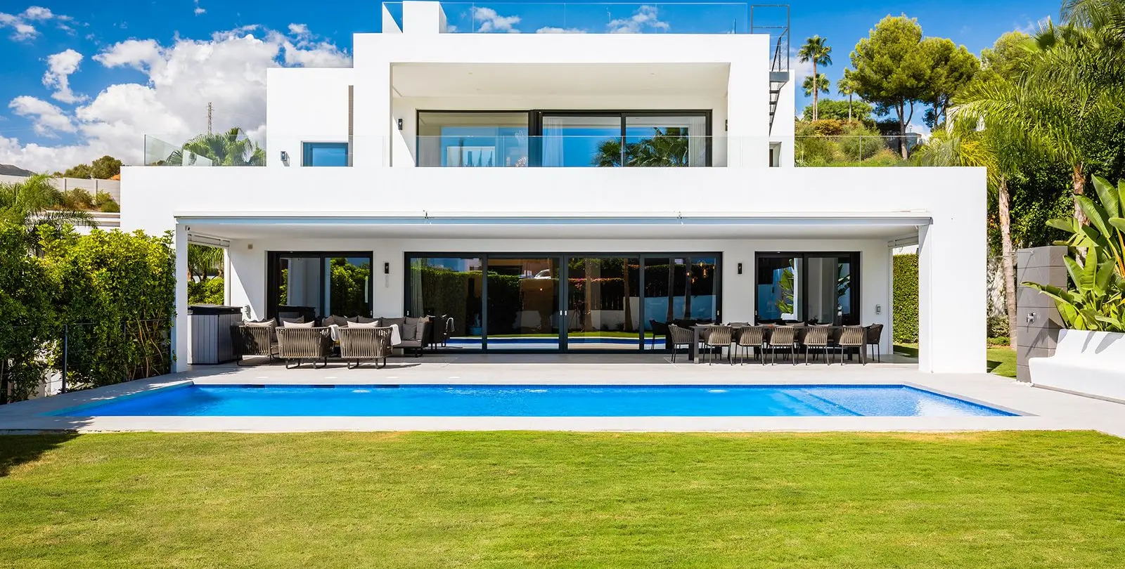 Venta de villa independiente en Nueva Andalucía 1