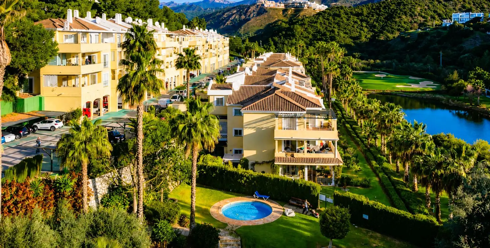 Venta de apartamento en planta media en La Quinta 1