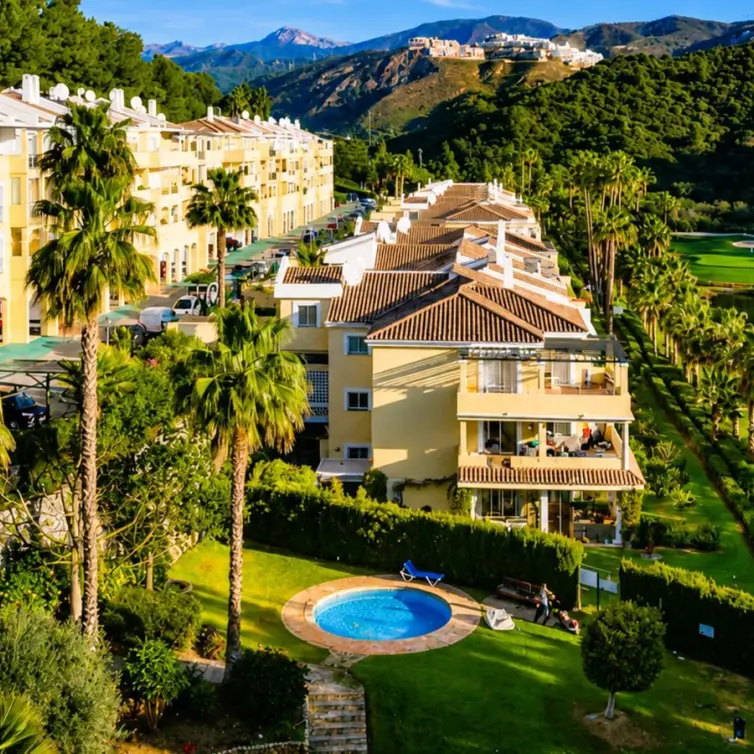 Venta de apartamento en planta media en La Quinta
