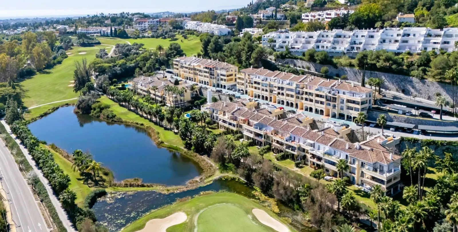 Venta de apartamento en planta media en La Quinta 2