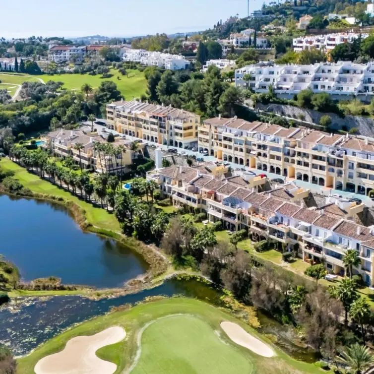 Venta de apartamento en planta media en La Quinta