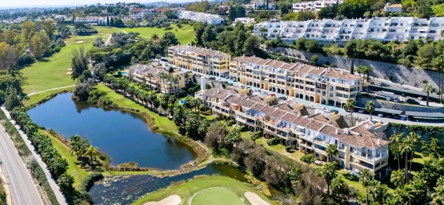Venta de apartamento en planta media en La Quinta 1