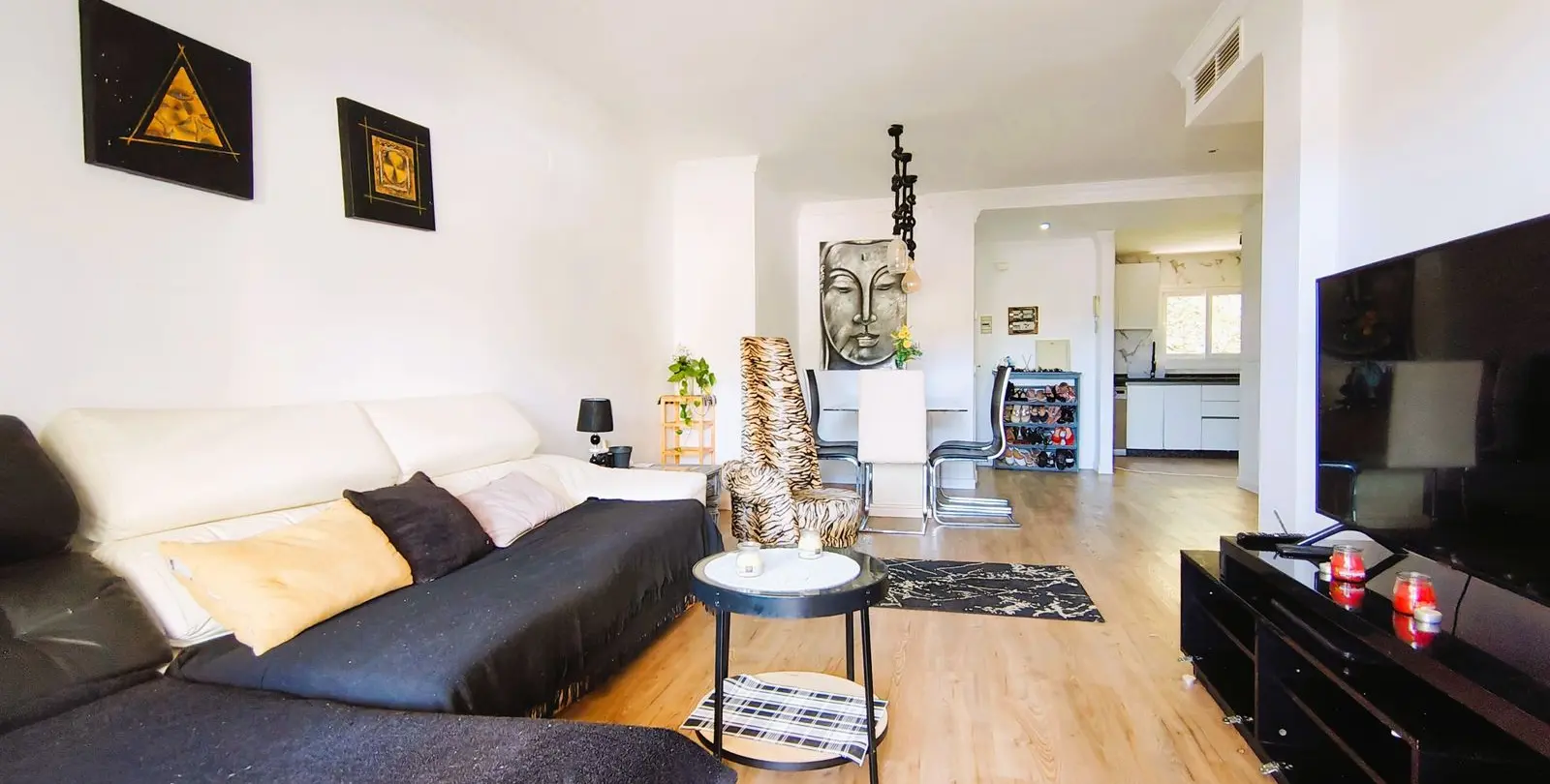 Venta de apartamento en planta media en La Quinta 3