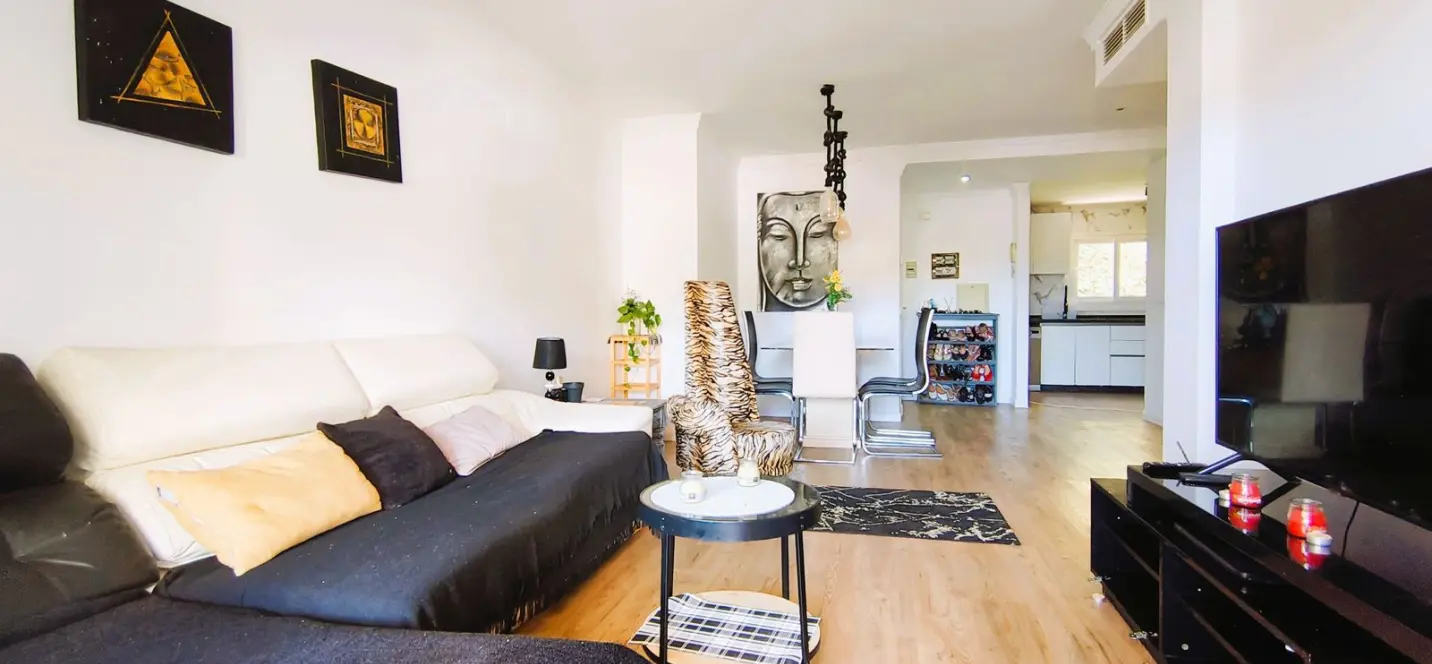 Venta de apartamento en planta media en La Quinta 2