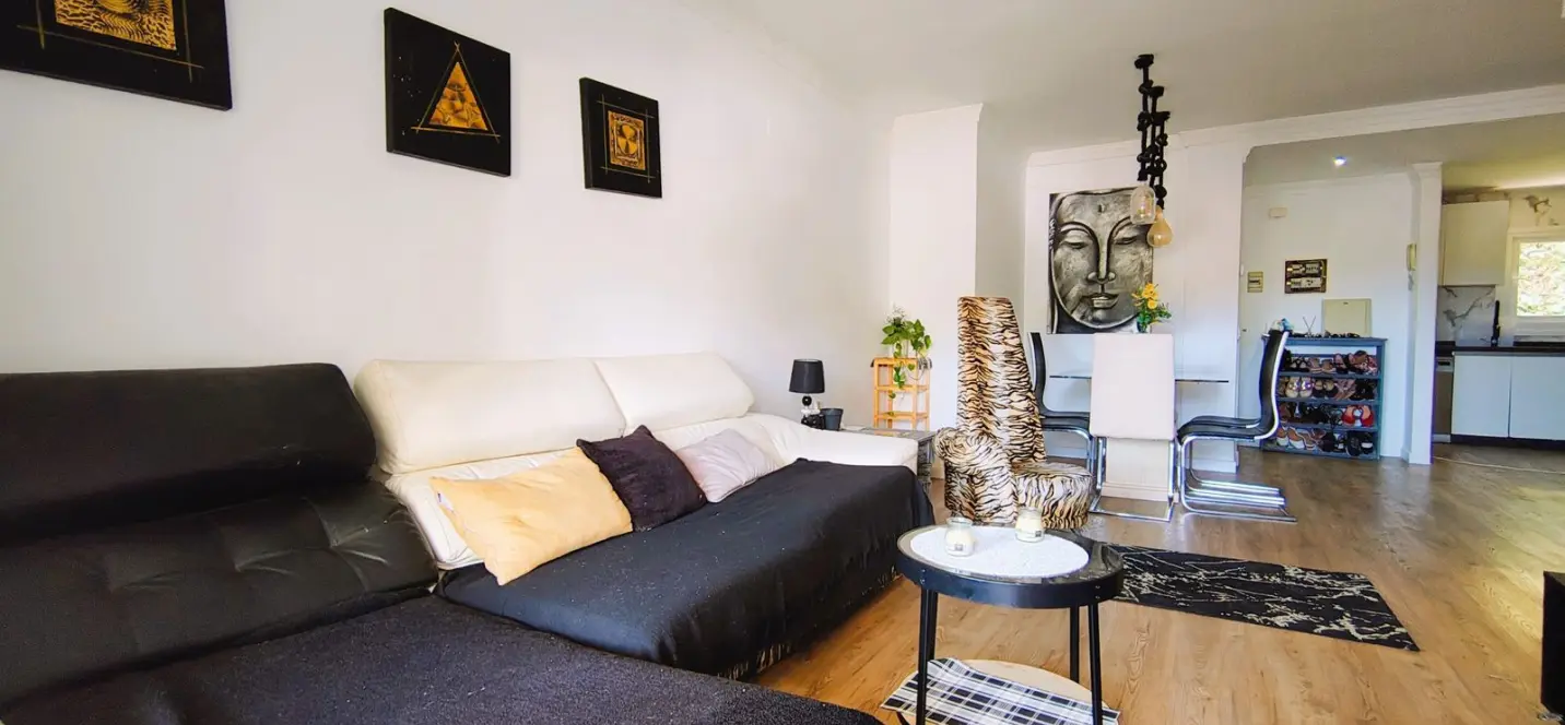 Venta de apartamento en planta media en La Quinta 3