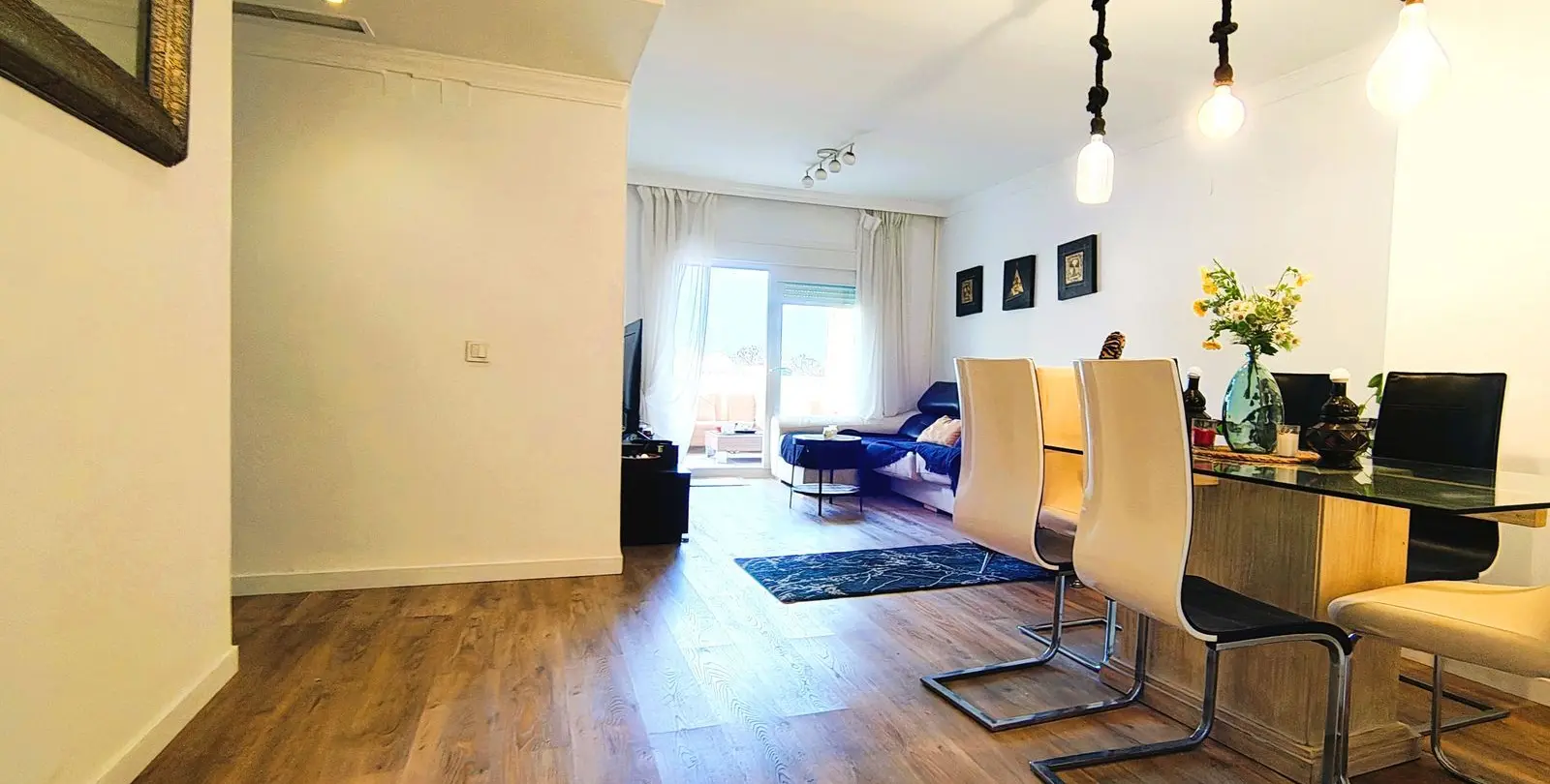Venta de apartamento en planta media en La Quinta 9