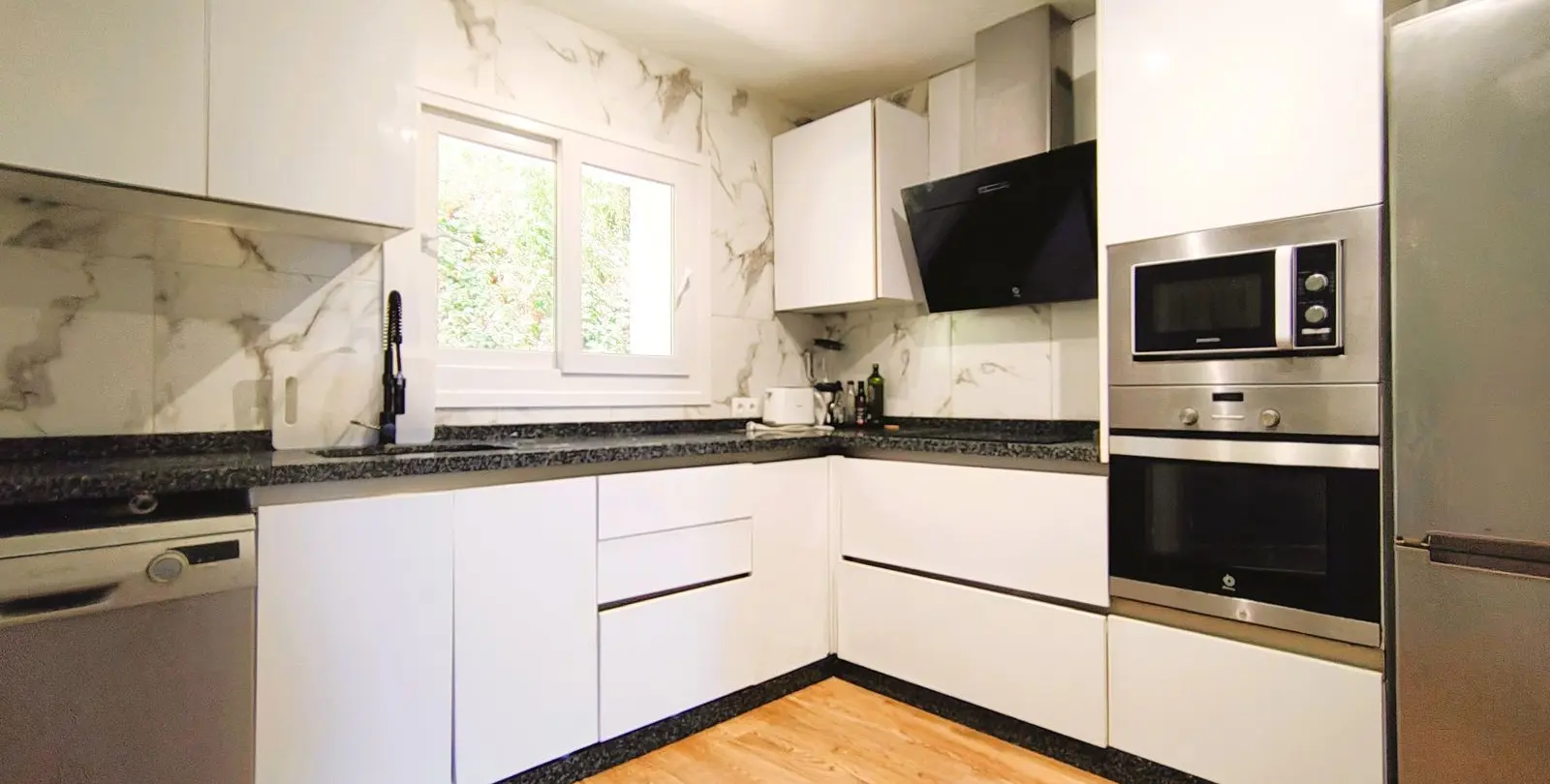 Venta de apartamento en planta media en La Quinta 10