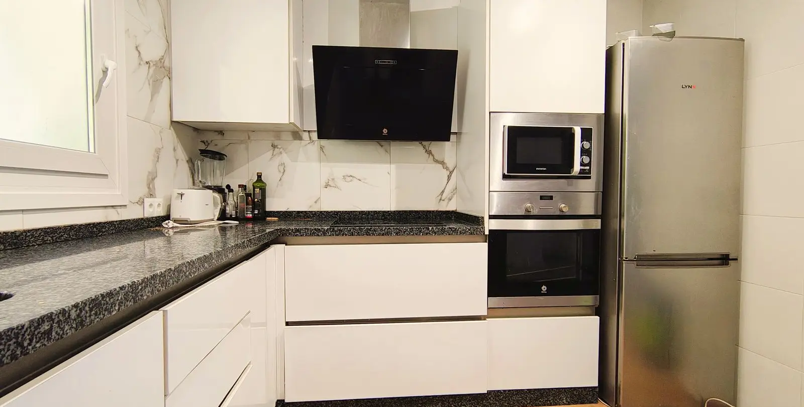 Venta de apartamento en planta media en La Quinta 11
