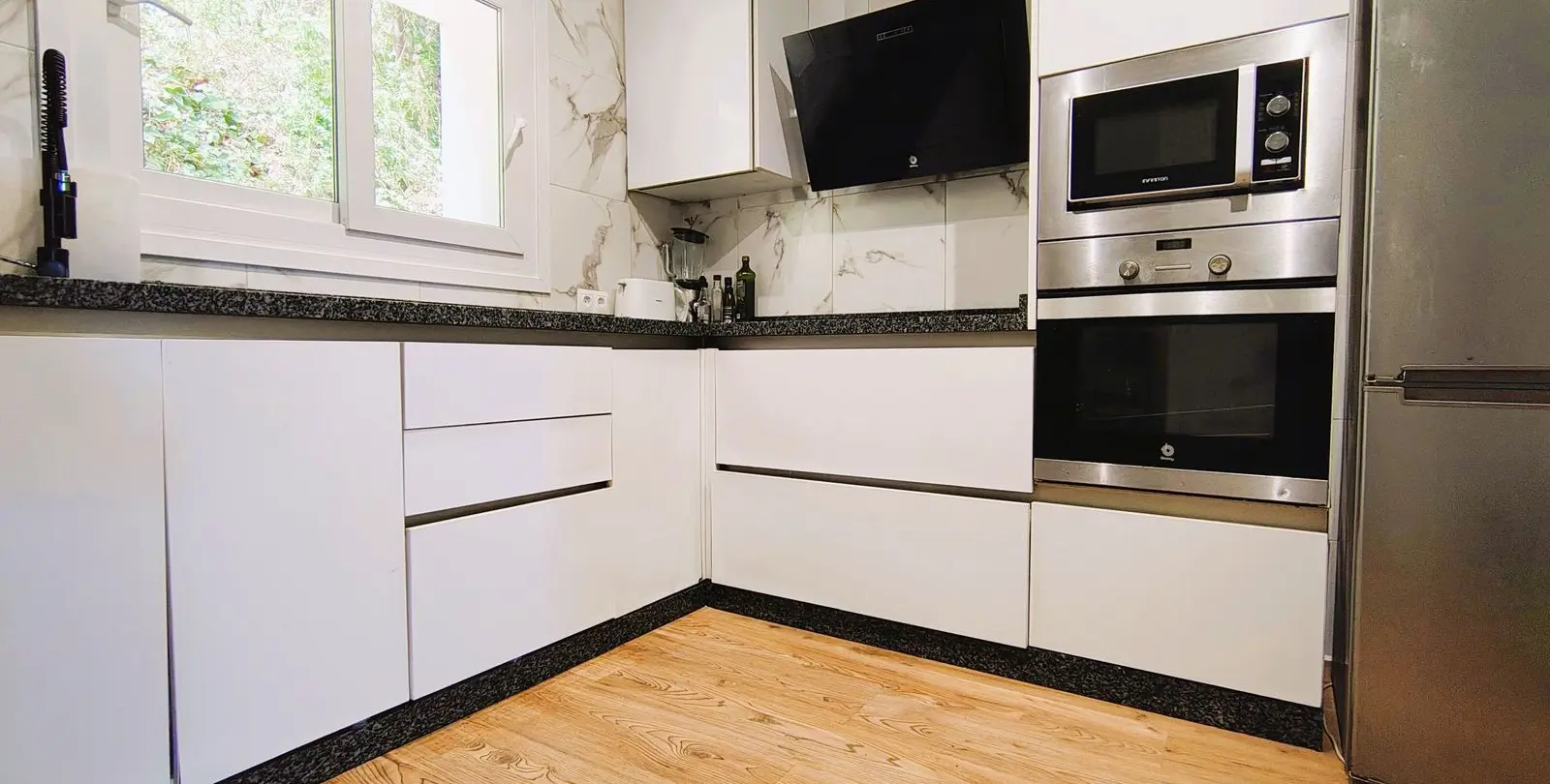 Venta de apartamento en planta media en La Quinta 12
